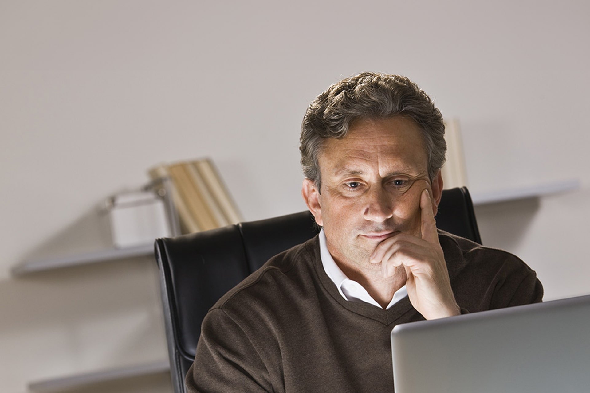 Un homme réfléchissant à son bureau